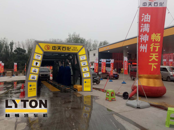 FX-11-7七刷隧道式連續(xù)洗車(chē)機(jī)整機(jī)航空鋁合金材質(zhì)加工而成,國(guó)際高端洗車(chē)機(jī)制造工藝。外形美觀(guān)新穎、大方。