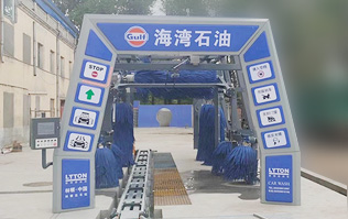 致力加油站價值鏈運營的營銷管理，為更多的品質(zhì)車主提供優(yōu)質(zhì)服務(wù)！GULF海灣石油加油站配置林頓FX11系列隧道式電腦洗車機