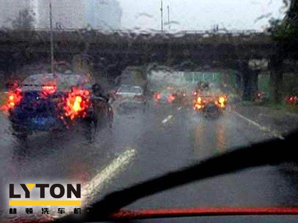 電腦洗車機南京林頓自動化再次提醒您，雨后一定要記得及時洗車。