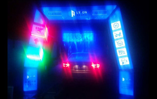 絢麗多彩，新穎潮流！藍(lán)色款隧道式電腦洗車(chē)機(jī)夜間亮燈效果