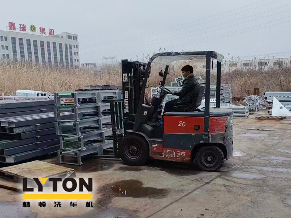 眾多加油站及公司自動(dòng)洗車設(shè)備的供應(yīng)商！品質(zhì)肯定！林頓全自動(dòng)洗車機(jī)發(fā)貨現(xiàn)場