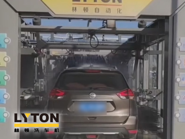 江南古鎮(zhèn)周莊網(wǎng)紅打卡加油站全自動洗車機安裝完工！現(xiàn)調(diào)試洗車！